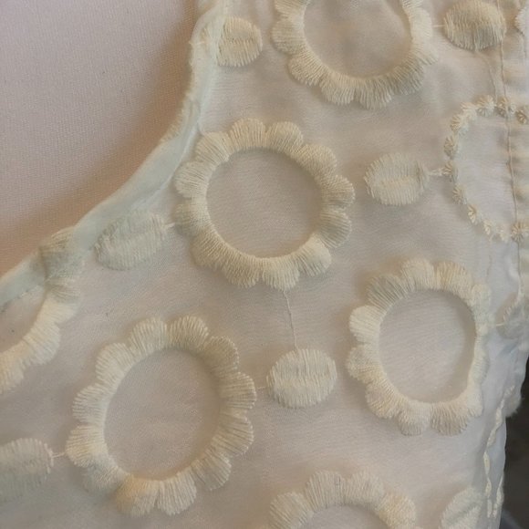 Van Heusen Sleeveless Lace Front Cream Top, Size M - Picture 2 of 8